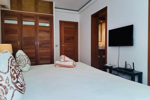 1 bedroom, desk, WiFi