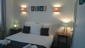 Desk, free WiFi - HOTEL LE CASTELET (Saintes-Maries-de-la-Mer)
