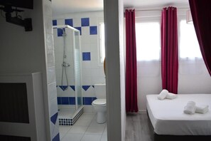 Serviettes fournies, savon, shampoing, papier toilette