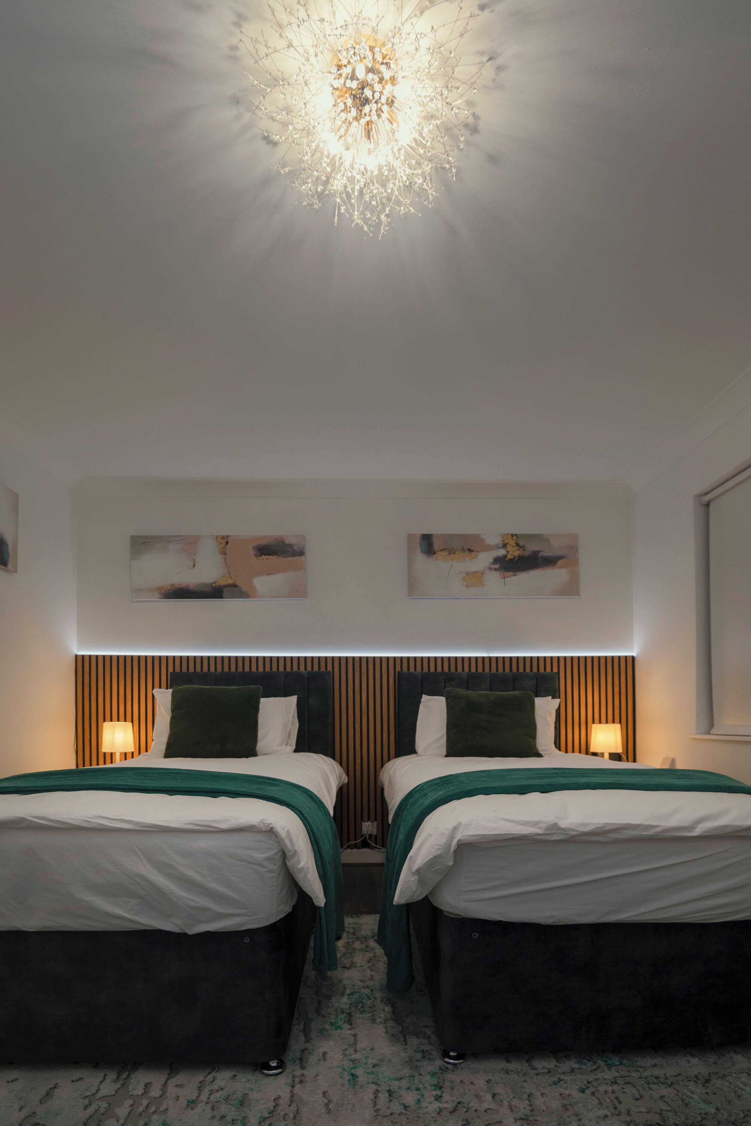 2 habitaciones, escritorio y tabla de planchar con plancha 