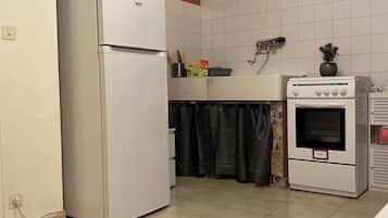 Een microgolfoven, een oven, een kookplaat