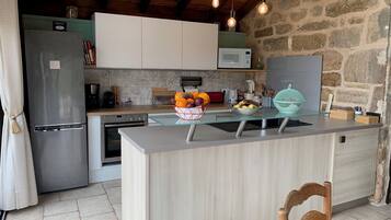 Réfrigérateur, micro-ondes, four, plaque de cuisson