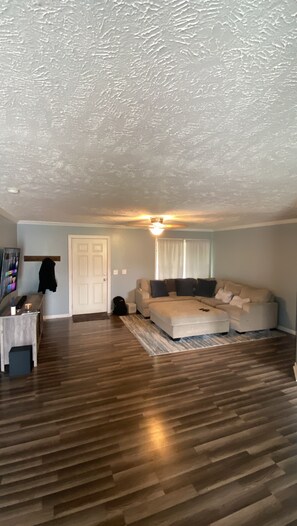 Smart-tv, böcker och en stereo