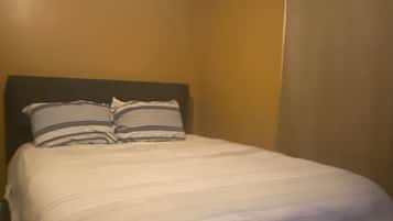 3 quartos, escrivaninha, ferros/tábuas de passar roupa