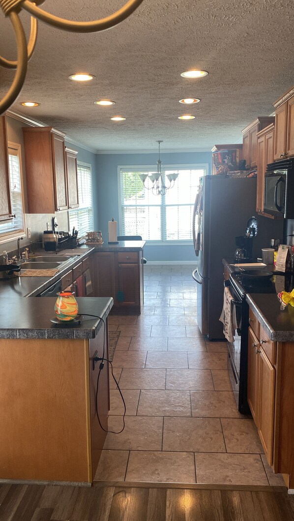 Kylskåp, mikrovågsugn, ugn och spishäll