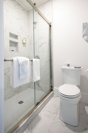 Shower, hair dryer, towels - Find genuine southern hospitality in Hendersonville at the 1898 Waverly Inn. (Hendersonville)