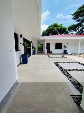 Property grounds - Hacienda Iguana 3 brm 4 bath private house w/pool steps away from Beach club (Tola)