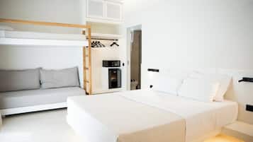 Quarto moderno com cama beliche, cama de solteiro, guarda-roupa e uma pequena cozinha compacta.