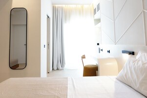 Deluxe Τρίκλινο Δωμάτιο, Μπαλκόνι, Θέα στη Θάλασσα | Χρηματοκιβώτιο στο δωμάτιο, κουρτίνες συσκότισης, ηχομόνωση 