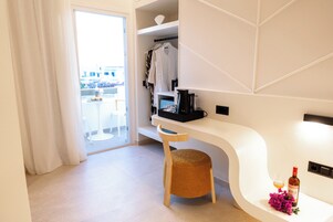 Deluxe Τρίκλινο Δωμάτιο, Μπαλκόνι, Θέα στη Θάλασσα | Χρηματοκιβώτιο στο δωμάτιο, κουρτίνες συσκότισης, ηχομό νωση 