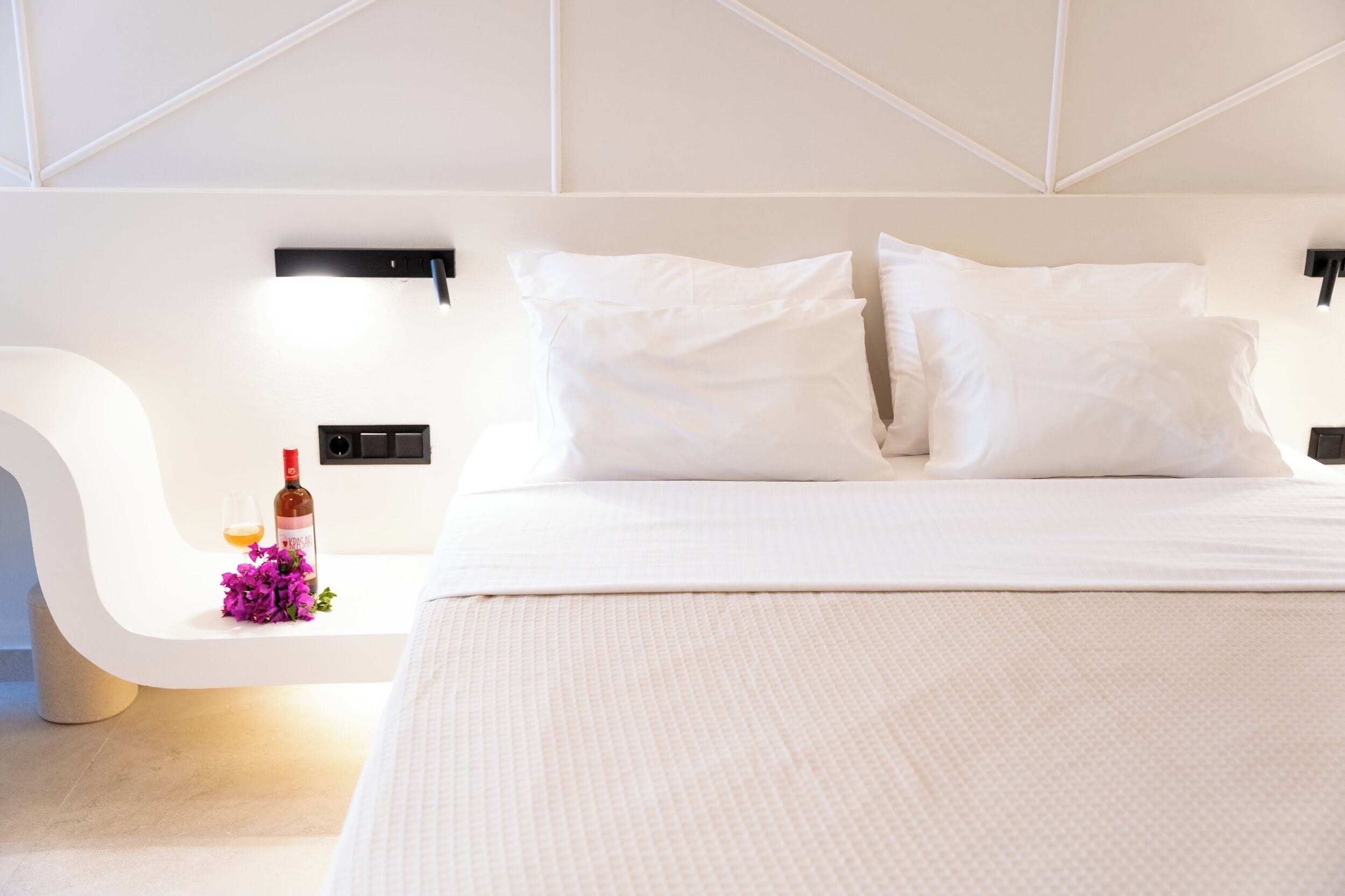 Deluxe driepersoonskamer, balkon, uitzicht op zee | Een kluis op de kamer, verduisterende gordijnen, geluiddichte muren