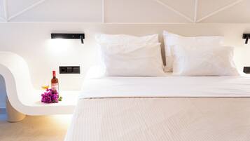 Deluxe driepersoonskamer, balkon, uitzicht op zee | Een kluis op de kamer, verduisterende gordijnen, geluiddichte muren