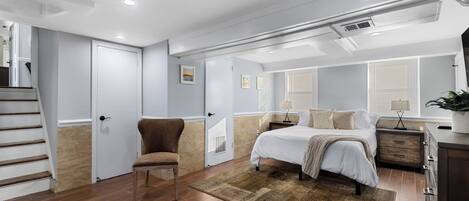 4 bedrooms, iron/ironing board, WiFi, bed sheets