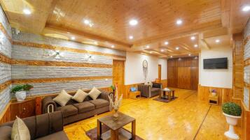 Quarto superluxo, 1 cama King, sacada, vista para a montanha | Área de estar