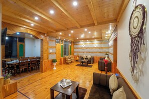 Häämatkahuone, 1 suuri parisänky, parveke, vuoristonäköala | Oleskelualue