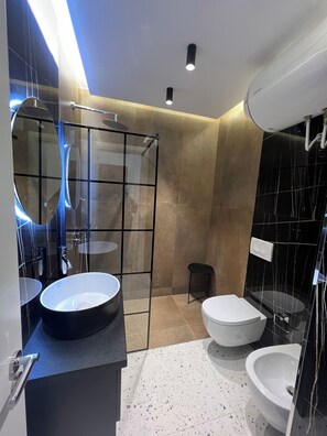 淋浴设施、吹风机、坐浴桶、毛巾