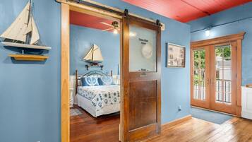 1 bedroom, desk, WiFi, bed sheets