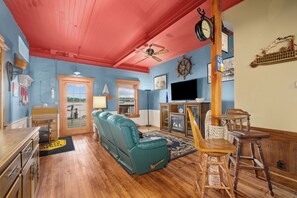 Smart TV - Enchanting river front spot with deck and Tiki bar in charming Hampton, Illinois (Hampton)