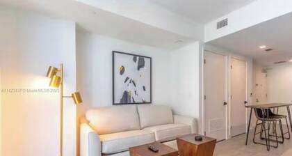 3-bedroom house in cool Euclid with AC, WiFi. Enjoy a relaxing stay
