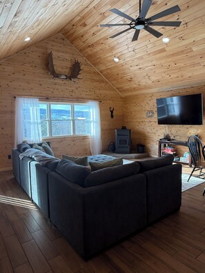 TV connectée, lecteur de DVD, baby-foot, table de tennis de table