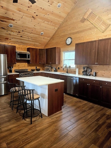 Lovely 4 bedroom Log cabin in Island Pond Vermont
Snow Mobile Capitol of NEK