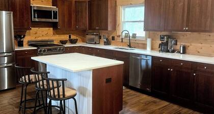 Lovely 4 bedroom Log cabin in Island Pond Vermont
Snow Mobile Capitol of NEK