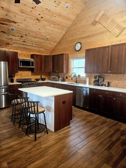 Lovely 4 bedroom Log cabin in Island Pond Vermont
Snow Mobile Capitol of NEK