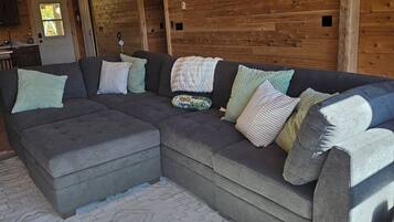 Smart TV, reproductor de DVD, futbolito, mesa de ping pong