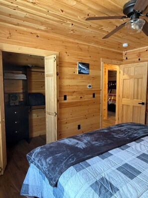 4 bedrooms, free WiFi, bed sheets