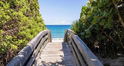 Charming 2-bedroom hotel suites in Riviera Beach with fitness room, WiFi