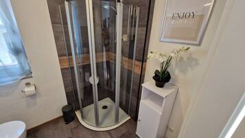 Dusche, Haartrockner, Handtücher, Seife