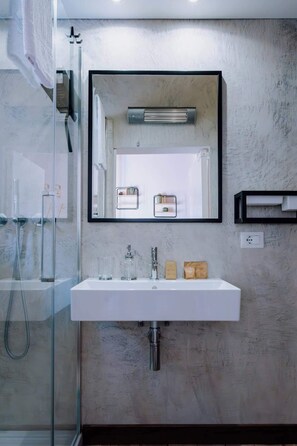 Chuveiro, secador de cabelo, toalhas de banho, shampoo