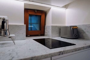 Fridge, microwave, stovetop, coffee/tea maker - Navona Boutique Apartment with terrace (Rome)