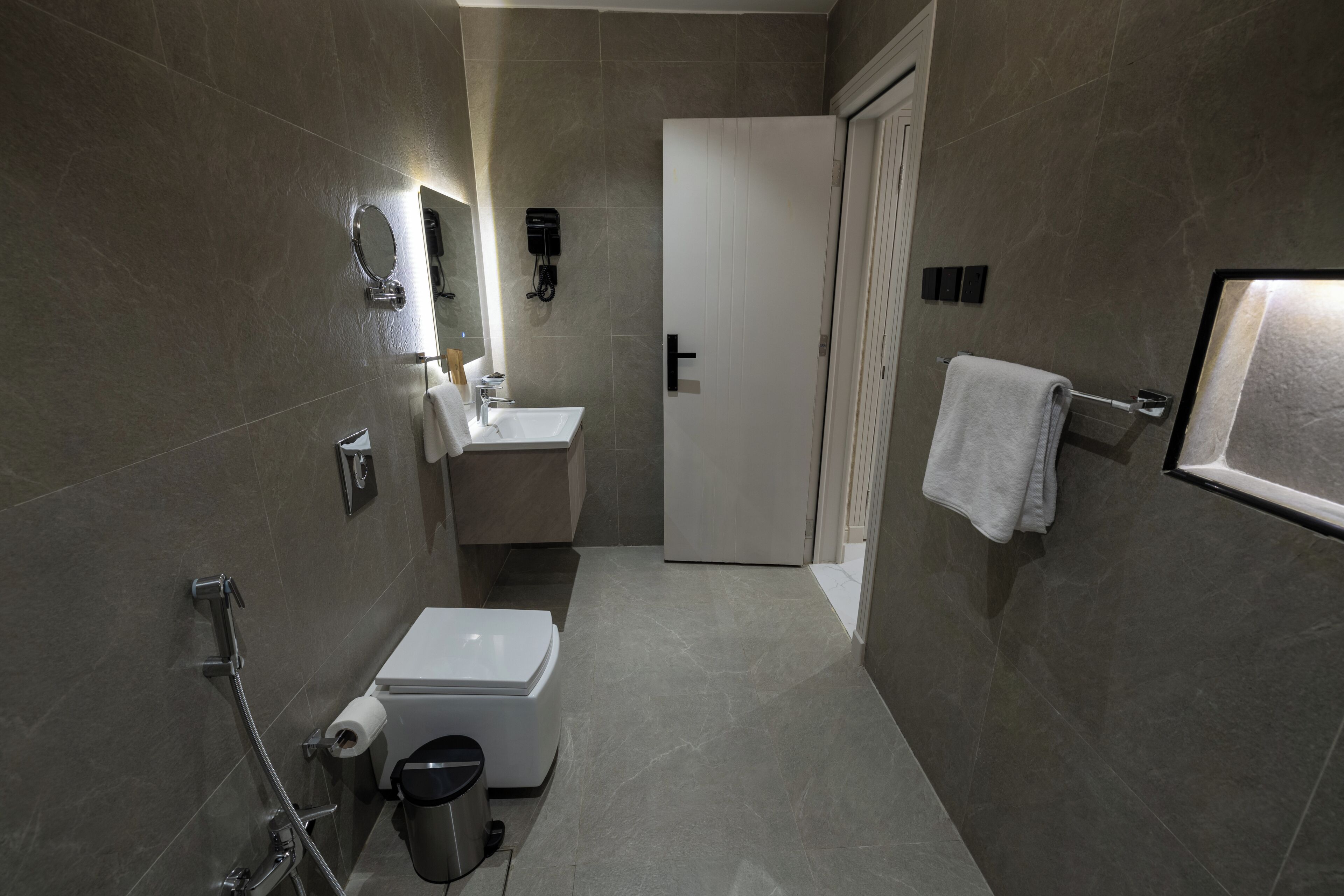 Une salle de bain moderne équipée de toilettes, d’un lavabo et d’une douche.