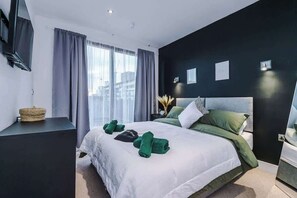 Iron/ironing board, travel cot, WiFi, bed sheets - Stylish 3-Bed Duplex | Games Room & Balcony Views (Manchester)