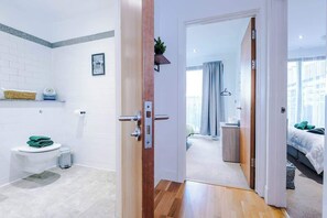 Shower, hair dryer, shampoo - Stylish 3-Bed Duplex | Games Room & Balcony Views (Manchester)
