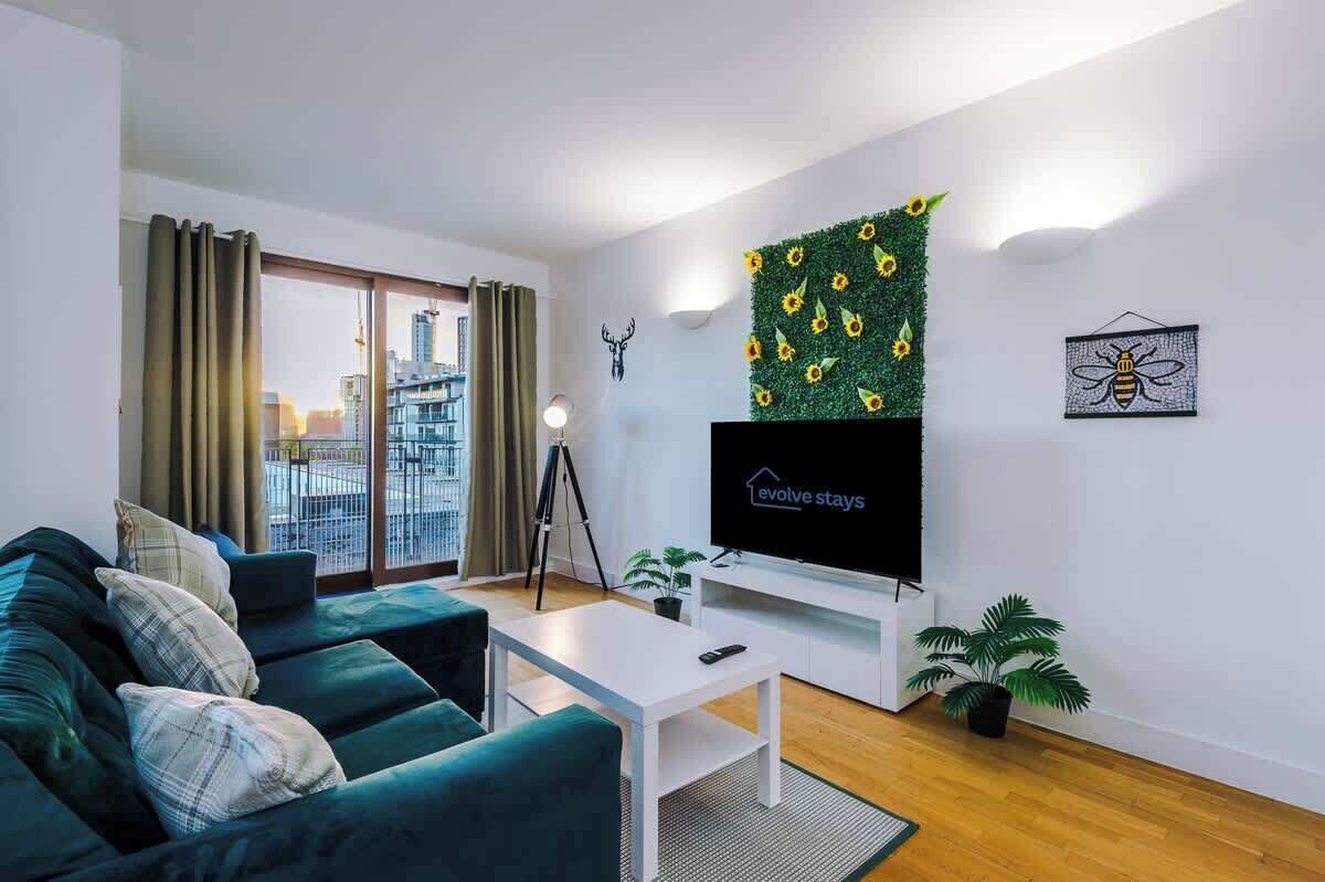 Televisión y oficina 