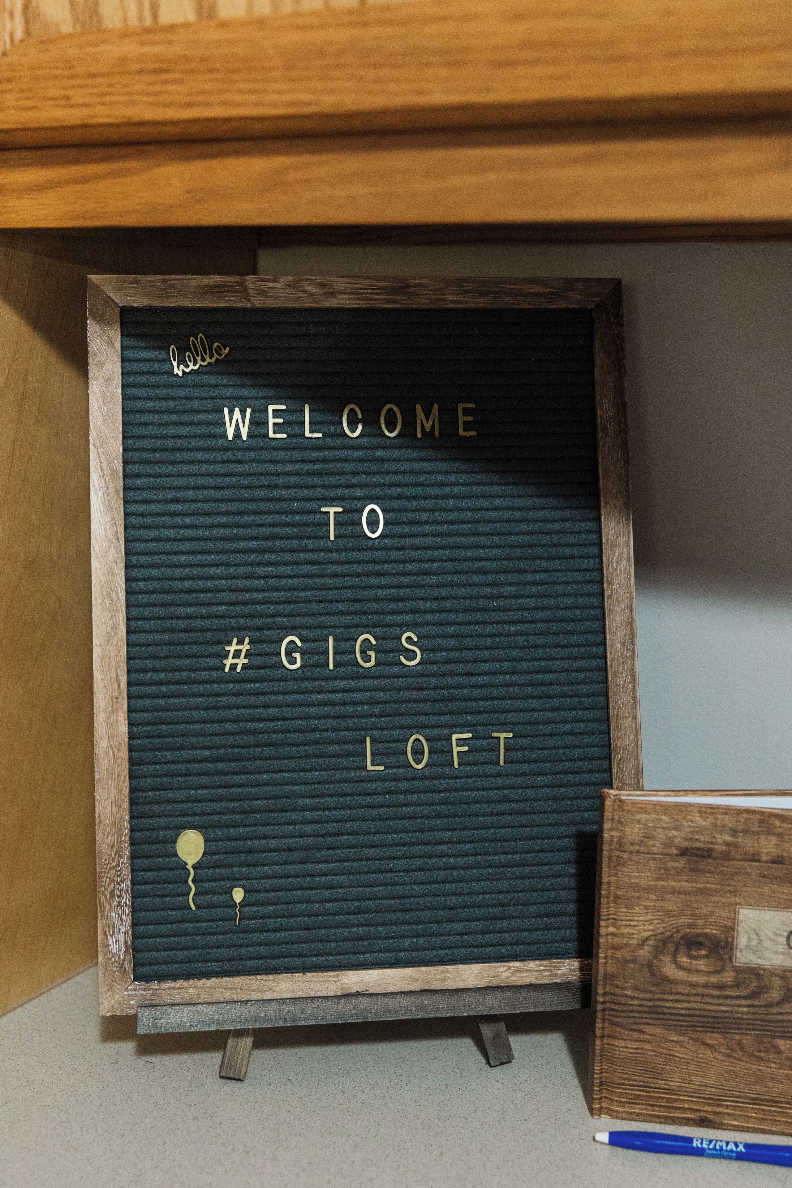Een lijst met een verwelkomingsbord waarop staat: WELCOME TO #GIGS LOFT.