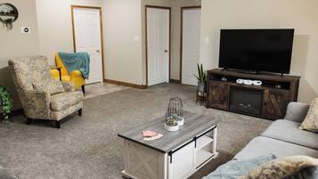 Téléviseur connecté, foyer, lecteur de DVD, livres