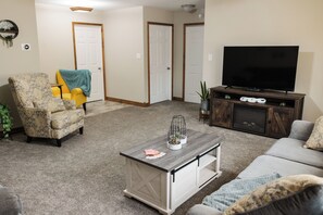 Smart-TV, peis, DVD-spiller og bøker