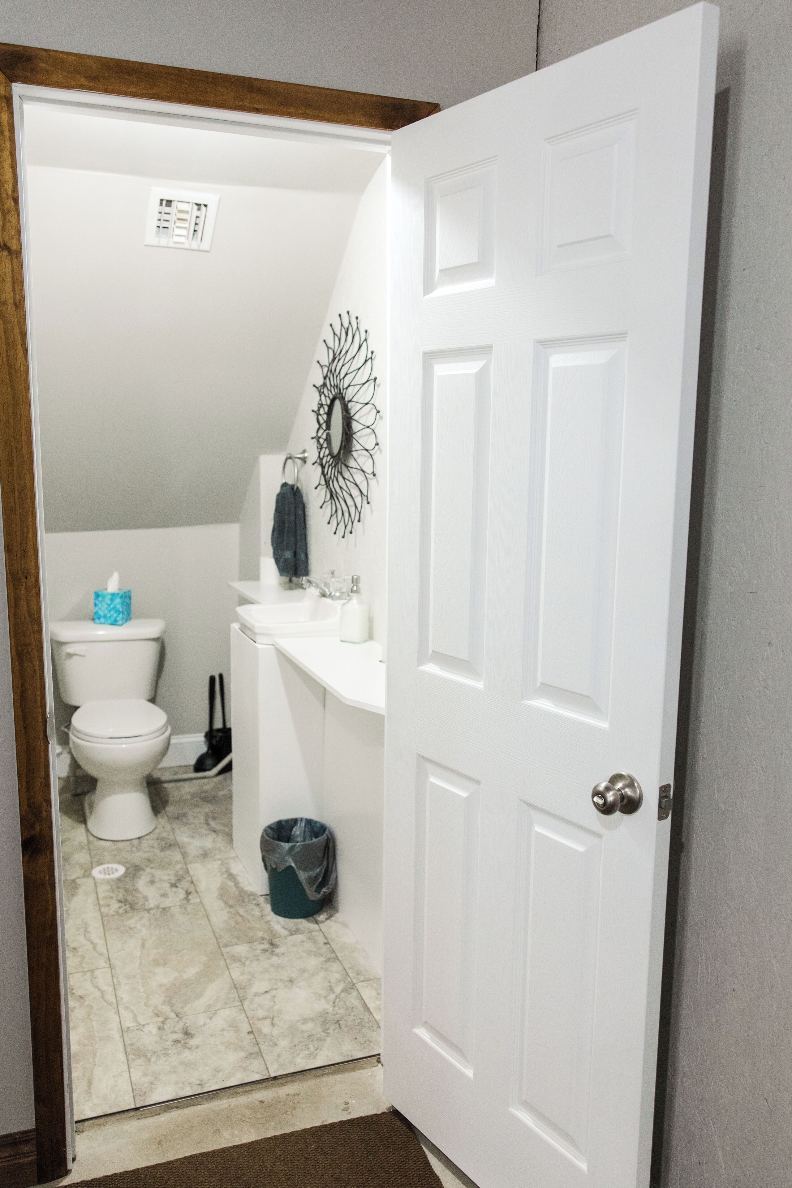 Un baño con inodoro, lavabo y espejo.