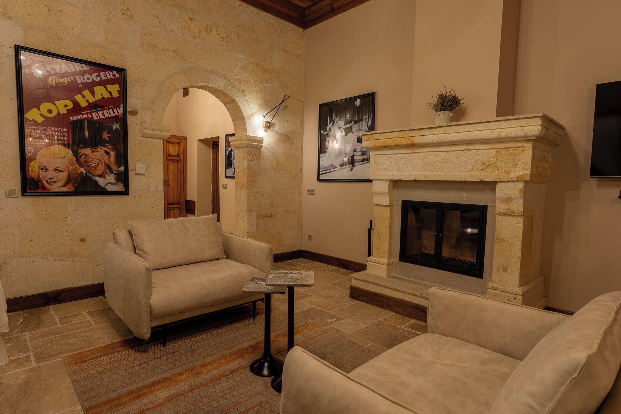 Stone Mansion Suite | Minibar, caja fuerte, decoración individual y mobiliario individual