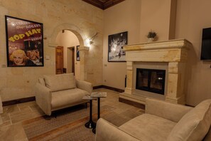 Stone Mansion Suite | Minibar, coffres-forts dans les chambres, décoration personnalisée