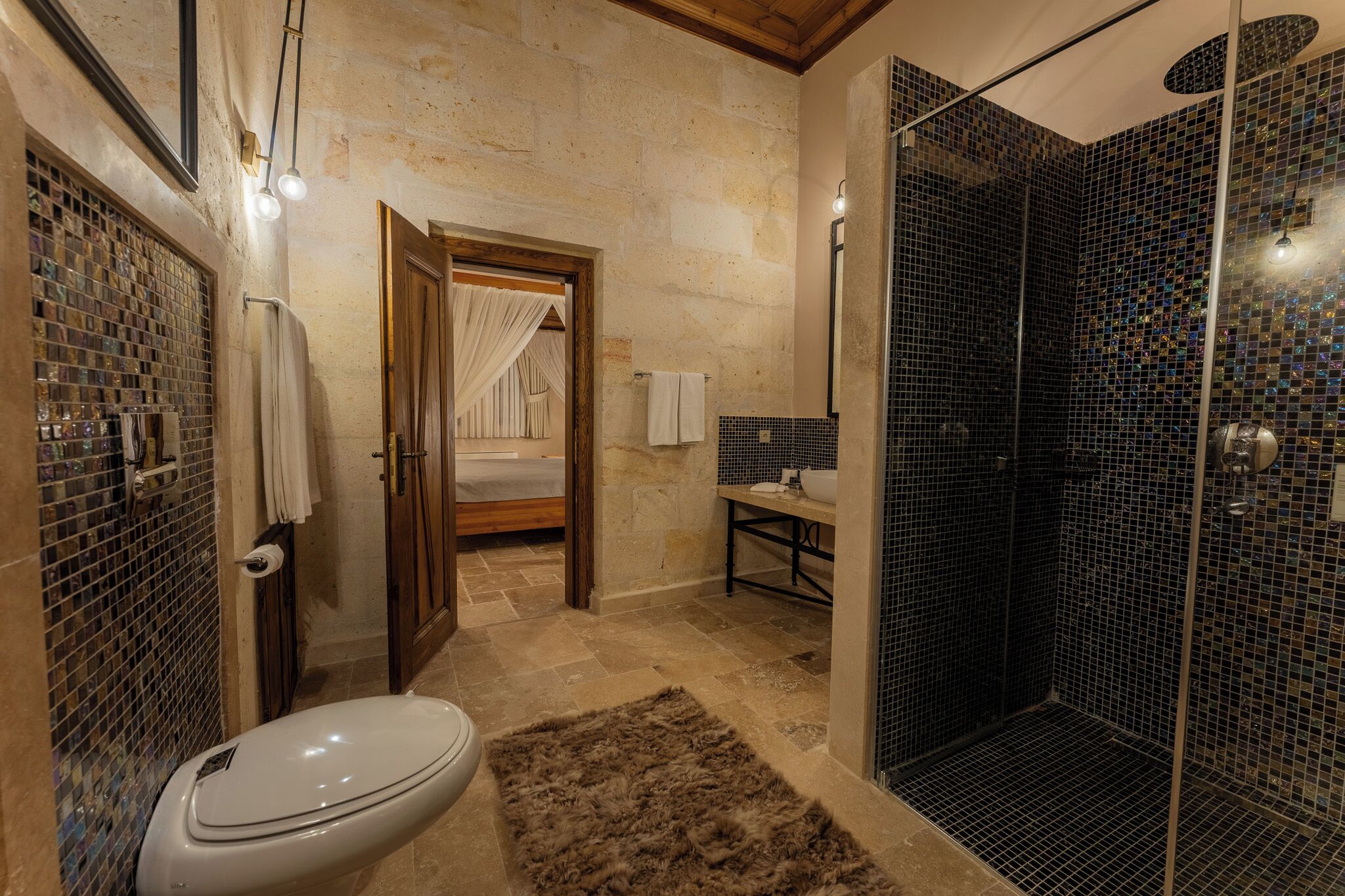 Un baño con ducha, inodoro y lavamanos.