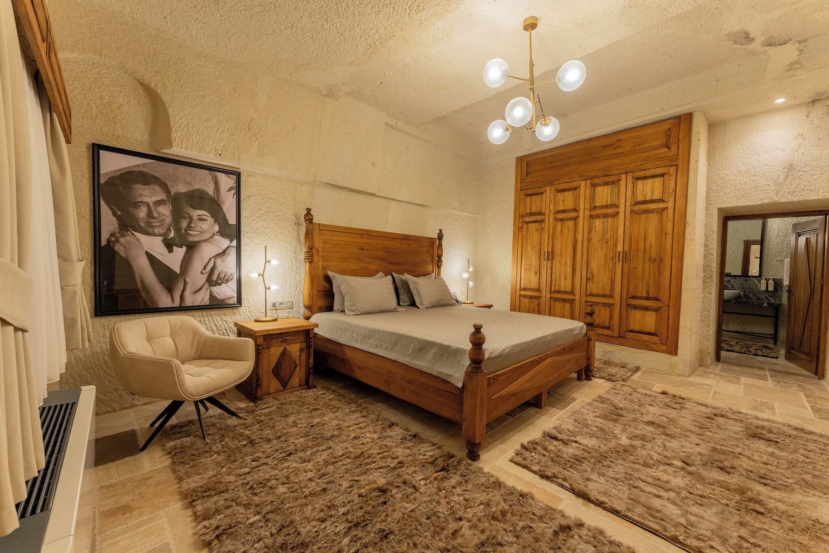Cave Room | Minibar, in-room safe, individually decorated, individually furnished