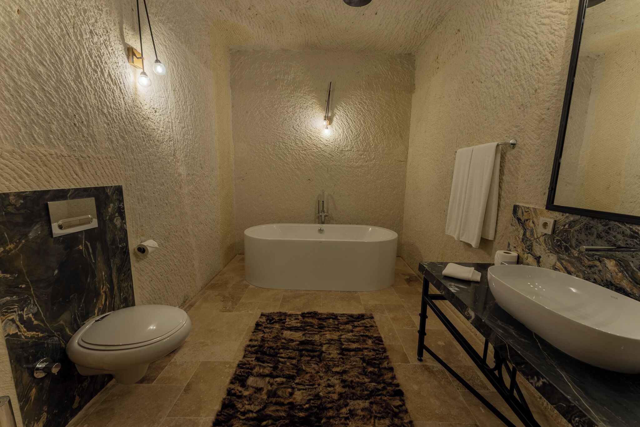 Une salle de bain avec une baignoire, des toilettes et un lavabo.