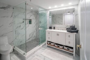 Douche, sĂšche-cheveux, serviettes fournies, savon