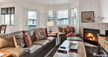 Lakeside Escape in the Heart of Anchorage - 2BR/2BA Condo -Views, Garage, Patio