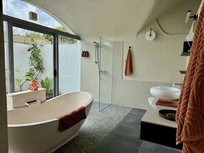 Shower, hair dryer, soap, shampoo - Iconic & Curvaceous Beach House (Peka Peka)