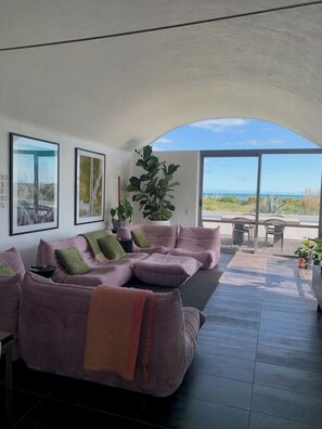 TV connectée, jeux vidéo, baby-foot, livres